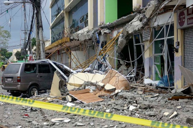 FRM13. Surigao City (Philippines), 10/02/2017.- A view of a damaged bulidng in the earthquake-hit city of Surigao, Surigao del Norte province, Philippines, 11 February 2017 According to reports, at least 15 people were killed and about 90 others were injured following a 6.7 magnitude earthquake striking late 10 February in Surigao Del Norte province. The quake reportedly damaged several houses and infrastructures, including an airport runway and a bridge, and it knocked out power, media added quoting officials. (Terremoto/sismo, Filipinas) EFE/EPA/CERILO EBRANO