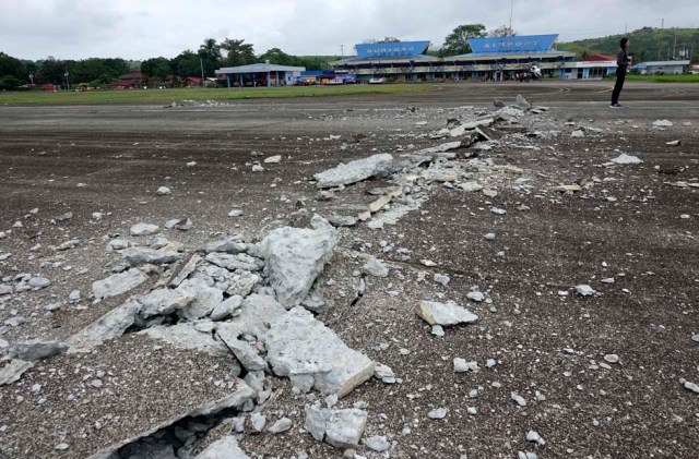 FRM16. Surigao City (Philippines), 10/02/2017.- A view of a damaged runway at an airport in the earthquake-hit city of Surigao, Surigao del Norte province, Philippines, 11 February 2017. According to reports, at least 15 people were killed and about 90 others were injured following a 6.7 magnitude earthquake striking late 10 February in Surigao Del Norte province. The quake reportedly damaged several houses and infrastructures, including an airport runway and a bridge, and it knocked out power, media added quoting officials. (Terremoto/sismo, Filipinas) EFE/EPA/CERILO EBRANO