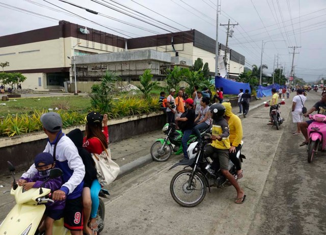 FRM23. Surigao City (Philippines), 10/02/2017.- Filipino motorists are seen at a damaged road in the earthquake-hit city of Surigao, Surigao del Norte province, Philippines, 11 February 2017. At least 15 were killed, scores were injured, airport runway, houses, a bridge, and other infrastractures were damaged after a 6.7 magnitude earthquake hit Surigao Del Norte province, according to Governor Sol Matugas. The province was still in chaos and still in the state of shock after the strong quake, Matugas added. (Terremoto/sismo, Filipinas) EFE/EPA/CERILO EBRANO