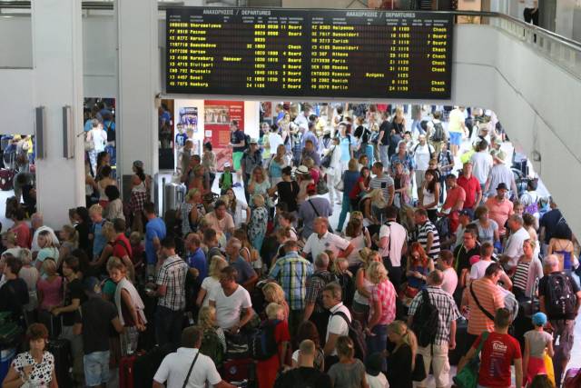 Colas de pasajeros en la sala de salidas del aeropuerto de Heraklion ?????