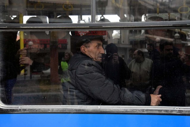 People are transferred according to an evacuation plan, before an operation to defuse a 250 kg World War Two bomb found during excavation works at a gas station on the northern city of Thessaloniki, Greece, February 12, 2017.  REUTERS/Alexandros Avramidis