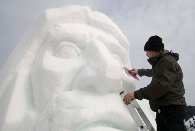 BNA03. Bernau In The Black Forest (Germany), 12/02/2017.- An artist works on the snow sculpture 'Wode' during the Black Forest Snow sculptures festival in Bernau in the Black Forest, Germany, 12 February 2017. Artists from different country of Europe do their work of art with ice from 09 to 12 February at the Black Forest Snow sculptures festival. (Alemania) EFE/EPA/RONALD WITTEK