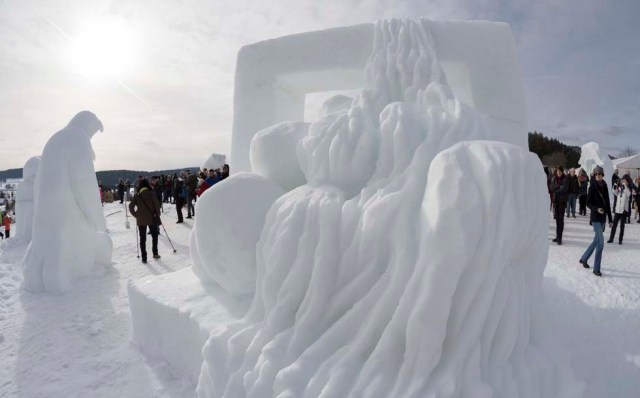 BNA09. Bernau In The Black Forest (Germany), 12/02/2017.- A picture made with a fisheye lense shows visitors stand next to the snow sculpture 'Cascade', during the Black Forest Snow sculptures festival in Bernau in the Black Forest, Germany, 12 February 2017. Artists from different country of Europe do their work of art with ice from 09 to 12 February at the Black Forest Snow sculptures festival. (Alemania) EFE/EPA/RONALD WITTEK