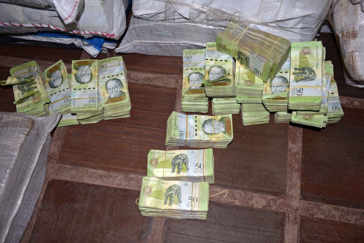 Habrían cinco contenedores con bolívares en Brasil tras hallazgo en Paraguay