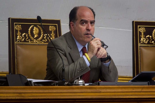 CAR005. CARACAS (VENEZUELA), 21/02/2017 - El presidente de la Asamblea Nacional venezolana, Julio Borges, asiste a una sesión hoy, martes 21 de febrero del 2017, en la ciudad de Caracas (Venezuela). El Parlamento venezolano, de mayoría opositora, aprobó hoy un acuerdo en rechazo a la medida del Gobierno de Nicolás Maduro de suspender la señal de CNN en Español en ese país y deploró la detención "arbitraria" de los dos periodistas brasileños y dos venezolanos ocurrida el pasado día 11. EFE/MIGUEL GUTIÉRREZ