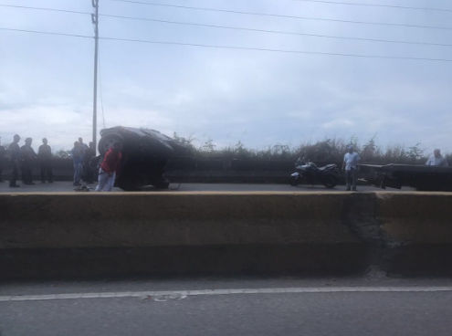 Vehículo volcado en la ARC genera fuerte cola sentido Valencia