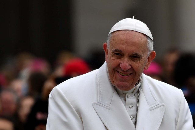 Pope Francis arrives for his weekly general audience at St. Peter's square on February 22, 2017 at the Vatican. / AFP PHOTO / Alberto PIZZOLI