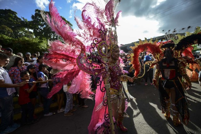 Revellers dance in the carnival parade in the mining village of El Callao, Bolivar state, southeastern Venezuela on February 27, 2017. El Callao's carnival was recently named Unesco's Intangible Cultural Heritage of Humanity. / AFP PHOTO / JUAN BARRETO / TO GO WITH AFP STORY BY ISABEL SANCHEZ