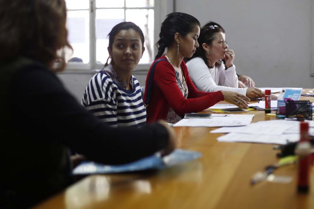 CH03. SANTIAGO (CHILE), 02/03/2017.- Un grupo de médicos extranjeros espera hoy, jueves 2 de marzo de 2017, para inscribirse al examen que les permite trabajar en el sistema de salud chileno, en Santiago de Chile (Chile). Cientos de médicos extranjeros esperaron hoy durante horas a las puertas de la Asociación de Facultades de Medicina de Chile (Asofamech) para inscribirse en el Eunacom, el examen que da acceso a trabajar en el sistema público de salud del país. "Actualmente aquí hay 600 personas para cumplir 450 cupos. Está demostrado que la Asofamech, que es un ente privado que administra este examen, no tiene ni la infraestructura ni los recursos para gestionar esta tarea", explicó a Efe Manuel Aranea, portavoz de la Asociación Chilena de Médicos Extranjeros. EFE/Mario Ruiz