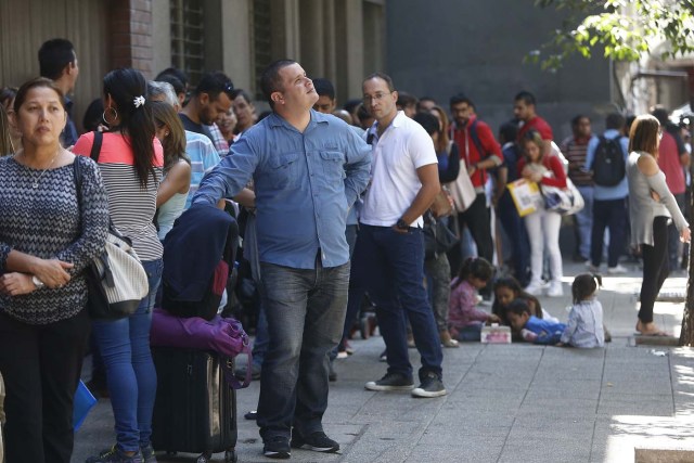 CH08 SANTIAGO (CHILE), 02/03/2017.- Un grupo de médicos extranjeros espera hoy, jueves 2 de marzo de 2017, para inscribirse al examen que les permite trabajar en el sistema de salud chileno, en Santiago de Chile (Chile). Cientos de médicos extranjeros esperaron hoy durante horas a las puertas de la Asociación de Facultades de Medicina de Chile (Asofamech) para inscribirse en el Eunacom, el examen que da acceso a trabajar en el sistema público de salud del país. "Actualmente aquí hay 600 personas para cumplir 450 cupos. Está demostrado que la Asofamech, que es un ente privado que administra este examen, no tiene ni la infraestructura ni los recursos para gestionar esta tarea", explicó a Efe Manuel Aranea, portavoz de la Asociación Chilena de Médicos Extranjeros. EFE/Mario Ruiz