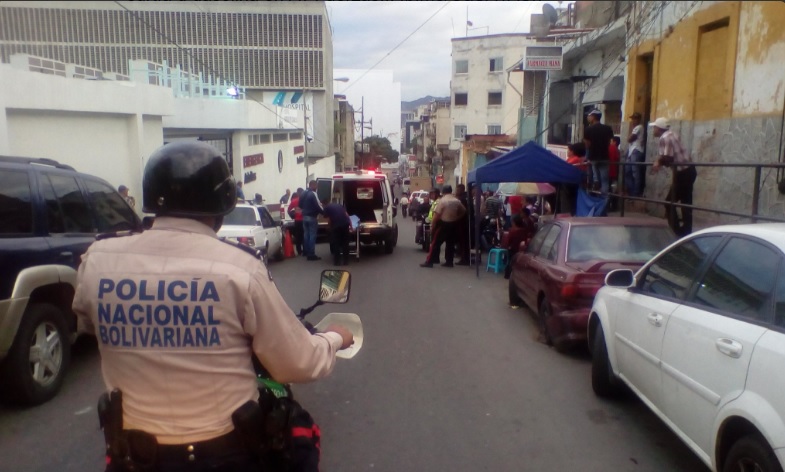 Ultiman a oficial de la PNB mientras echaba gasolina