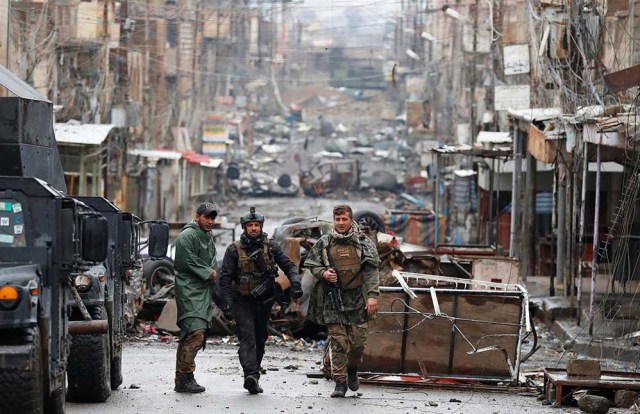 Soldados iraquíes de las fuerzas especiales caminan por una calle de Mosul.