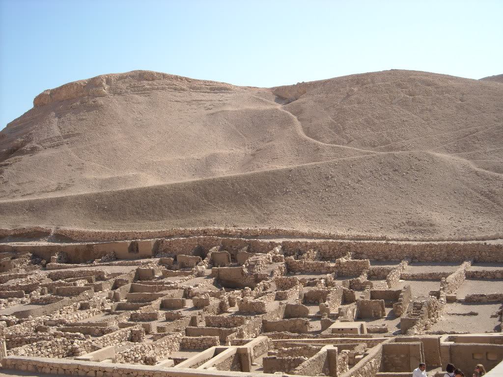 Hallan 66 estatuas de la diosa faraónica de la guerra en un templo de Luxor