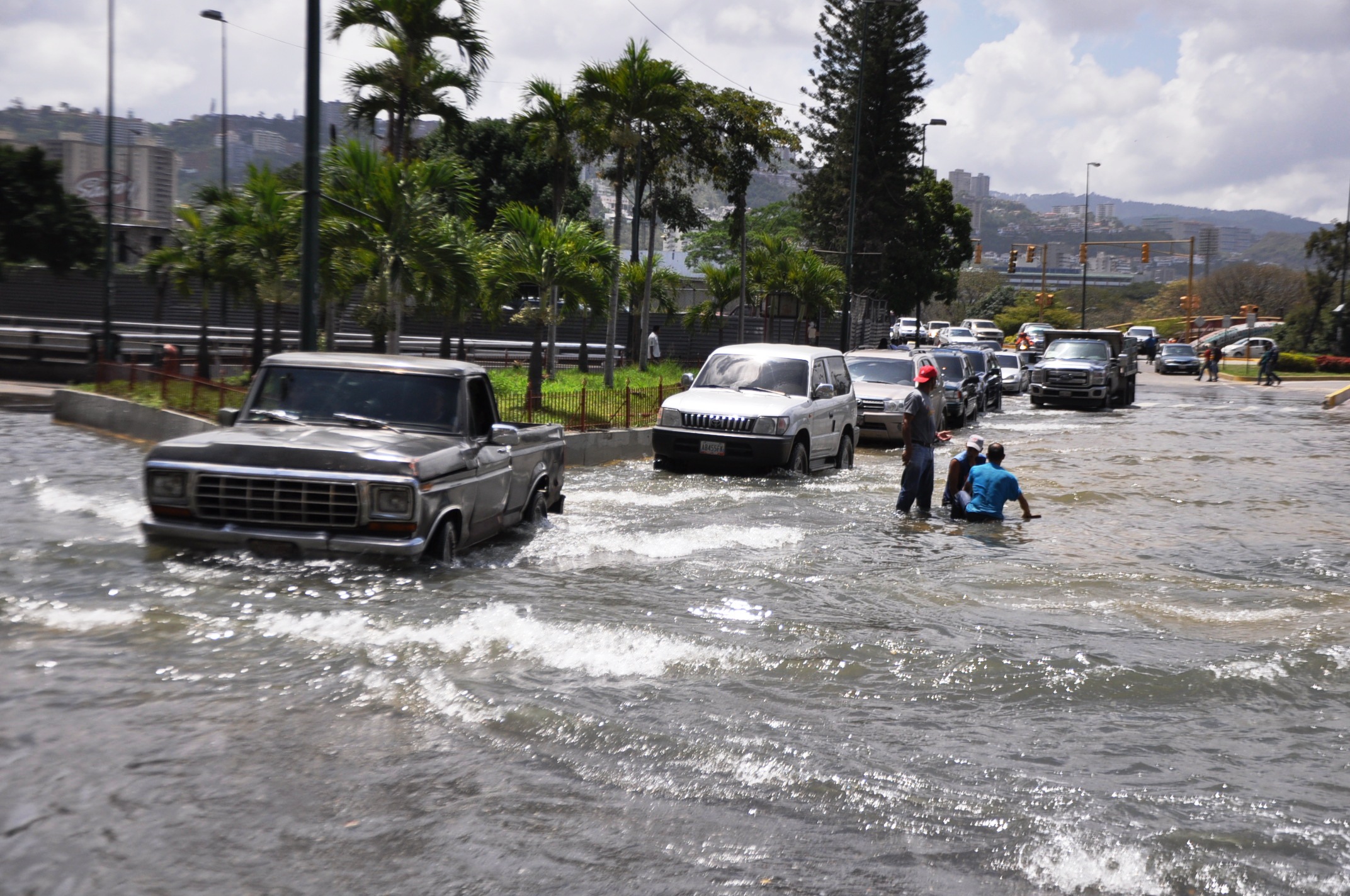 Varios sectores sin agua por rotura de tubo matriz en Plaza Venezuela