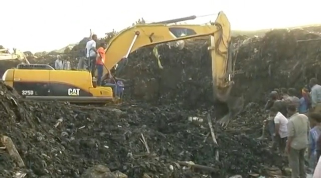 Excavadoras trabajan después de un derrumbe en un vertedero a las afueras de Addis Ababa, Etiopía. 12 marzo 2017. Al menos 50 personas murieron y unas 49 viviendas quedaron destruidas por un derrumbe en un vertedero ubicado en las afueras de Adís Abeba, informó el lunes el portavoz de la capital de Etiopía. REUTERS/Reuters TV