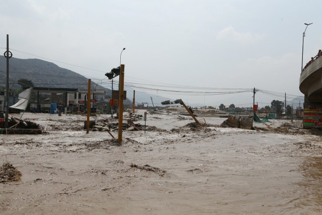 REFILE - CORRECTING NAME OF THE RIVER A flooded street is seen after the Huaycoloro river overflooded its banks sending torrents of mud and water rushing through the streets in Huachipa, Peru, March 17, 2017. REUTERS/Guadalupe Pardo