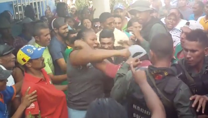 Apureña cansada de aguantar hambre le cae a golpes a un chavista (Video)