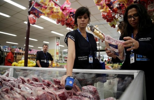 Una integrante de la agencia de sanidad pública en una revisión a unas carnes en un supermercado de Río de Janeiro antes de ser analiazadas en un laboratorio, mar 20, 2017. El Ministerio de Agricultura de Brasil dijo el lunes que ordenó que tres plantas de procesamiento de alimentos suspendan la producción, en medio de una pesquisa sobre supuesta corrupción de inspectores y condiciones insalubres en el mayor productor de carne del mundo.  REUTERS/Ricardo Moraes