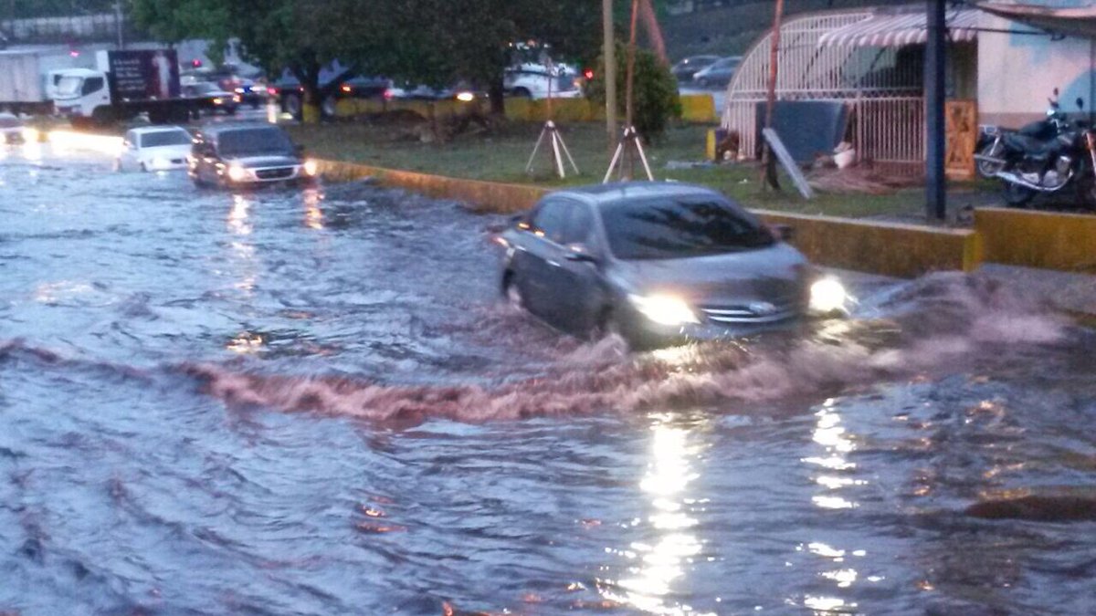 Si vas a transitar por el Distribuidor Altamira, lleva tu salvavidas (Fotos + MEGALAGUNA)