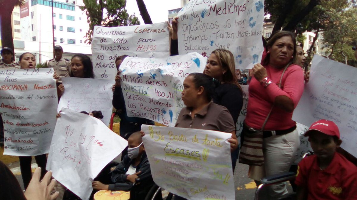 El desamparo arropa cada día a los niños del hospital J. M. de los Ríos