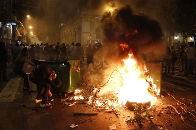 Manifestantes atacan hoy, viernes 31 de marzo de 2017, la sede del Congreso Nacional en Asunción (Paraguay). EFE