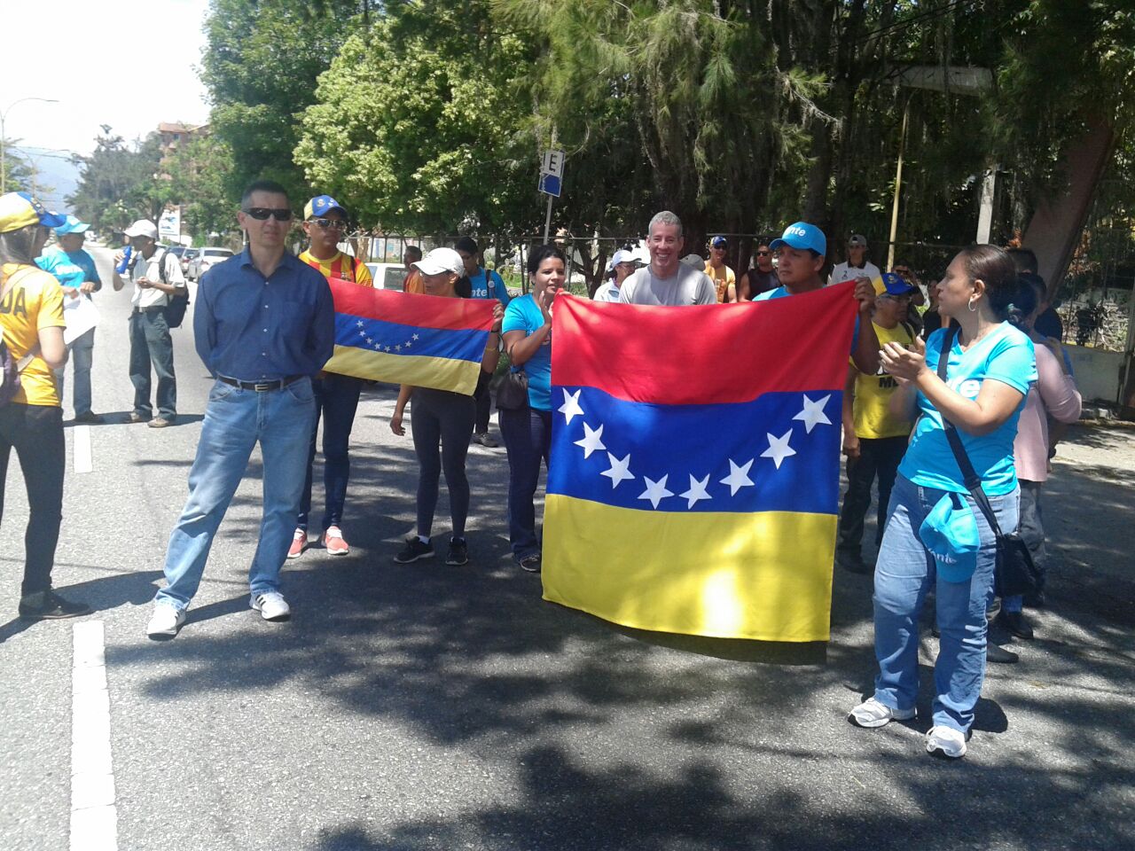 Merideños se mantienen en la calle e invocan artículos 333 y 350 de la Constitución