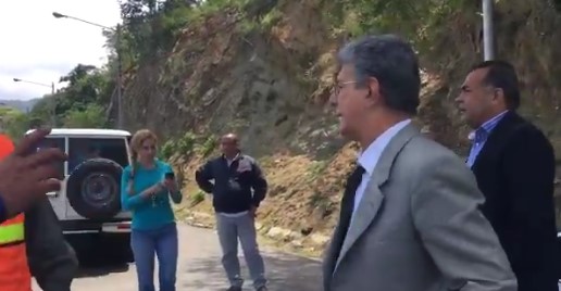 Intentan detener a Ramos Allup y la gente enardecida lo evitó (VIDEO)