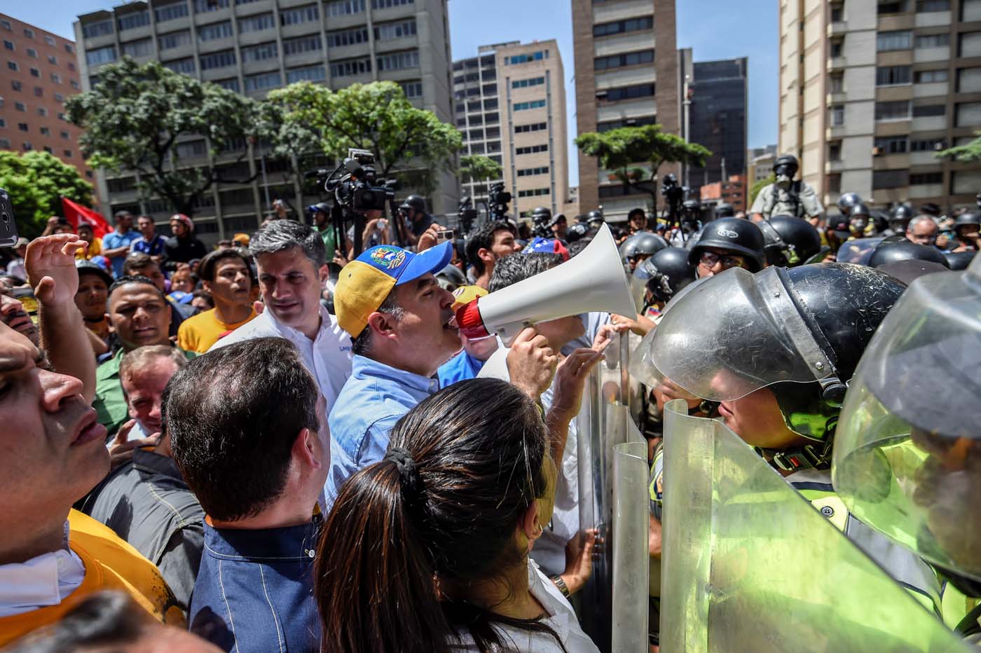 Julio Borges y otros diputados golpeados y afectados por lacrimógenas y gas pimienta (Fotos y Video)