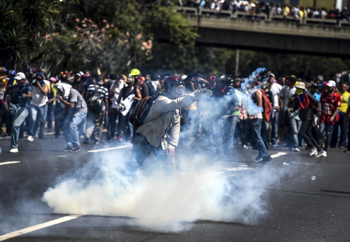 Reprimieron a manifestantes en la autopista Francisco Fajardo camino a la AN (Fotos y video)