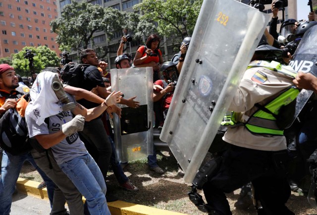 Demonstrators clash with security forces during an opposition rally in Caracas, Venezuela April 4, 2017. REUTERS/Carlos Garcia Rawlins