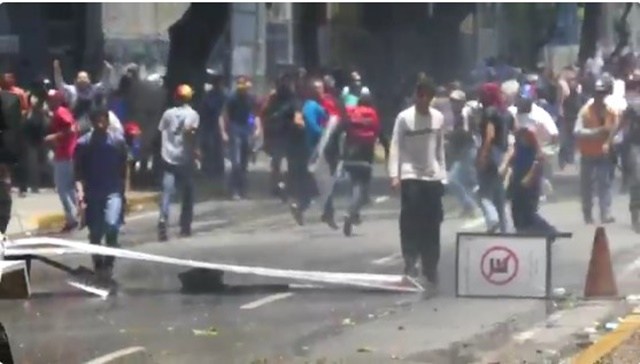Manifestantes arrebatan escudos de funcionarios de la PNB (Video)