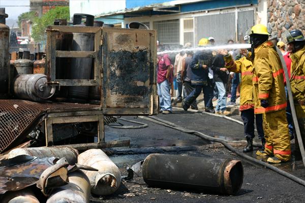 Explosión de camión de gas deja varios lesionados en Valencia (Fotos)