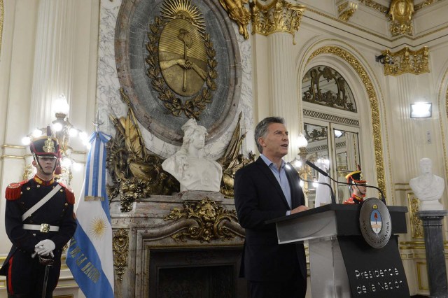 BAS002. BUENOS AIRES (ARGENTINA).- 03/04/2017.- Fotografía cedida por la Presidencia de Argentina del presidente argentino, Mauricio Macri, durante una conferencia de prensa hoy, lunes 3 de abril de 2017, en la Casa Rosas, sede del Ejecutivo en Buenos Aires (Argentina). El presidente argentino, Mauricio Macri, dijo hoy que lo que está pasando en Venezuela "no es democracia" y que "no se respetan los derechos humanos", en relación a la crisis política generada por la decisión, después anulada, del Tribunal Supremo de asumir las competencias de la Asamblea Nacional. EFE/PRESIDENCIA DE ARGENTINA/SOLO USO EDITORIAL/NO VENTAS