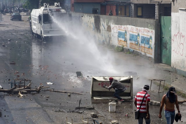 CAR01. CARACAS (VENEZUELA), 06/04/2017 - Efectivos de la Policía Nacional Bolivariana (PNB) dispersan una manifestación de opositores al gobierno de Nicolás Maduro hoy, jueves 6 de abril de 2017, en Caracas (Venezuela). Dos fotógrafos de la Agencia EFE en Caracas resultaron heridos durante una protesta opositora en Caracas cuando agentes de los cuerpos de seguridad dispararon a quemarropa contra ellos mientras cubrían gráficamente la manifestación en el este de la capital venezolana. EFE/CRISTIAN HERNÁNDEZ