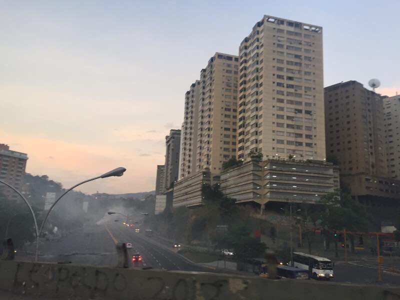 La autopista Prados del Este amaneció trancada este #11Abr