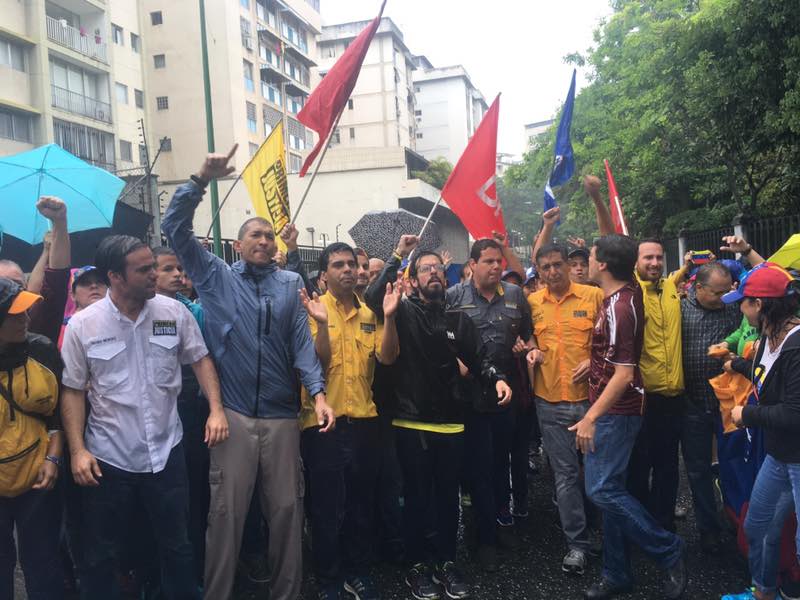 Ni el agua detuvo que este #13Abr diputados de oposición se movilizaran en Caracas (Fotos)