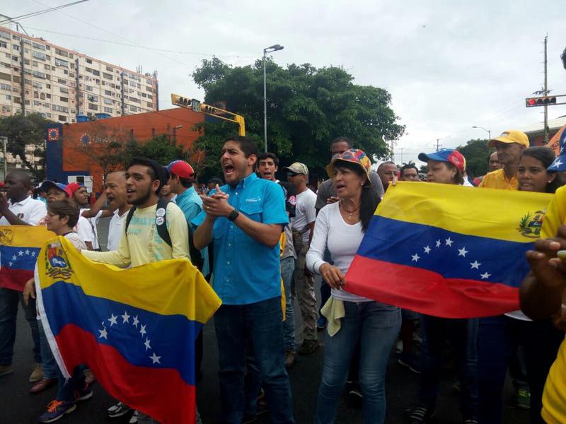 Agredieron al diputado José Manuel Olivares durante manifestación en Vargas (+Videos)