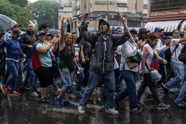 Cientos de personas manifestaron en contra del Gobierno este 13 de abril de 2017, en Caracas. (Foto EFE/Miguel Gutiérrez)