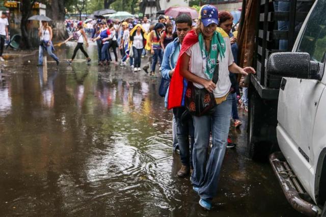 Cientos de personas manifestaron en contra del Gobierno este 13 de abril de 2017, en Caracas. (Foto EFE/Miguel Gutiérrez)