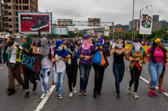 Cientos de personas manifestaron en contra del Gobierno este 13 de abril de 2017, en Caracas. (Foto EFE/Miguel Gutiérrez)