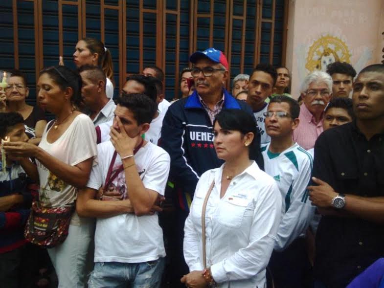 Feligreses caminan en la posesión del Santo sepulcro de Villa de Cura