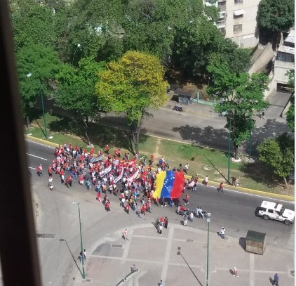 ¡Uy que pena!… “4 gatos” protagonizaron “caravana rojita” en El Valle (+Video +Caceroleados por chavistas)