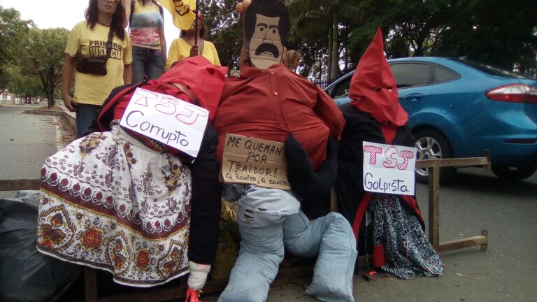 TSJ “Ku Klux Klan” y Nicolás (obvio), los judas en Valencia (FOTO)