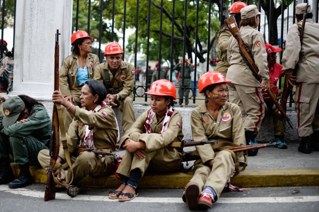 Members of the Bolivarian Militia take part in a parade in the framework of the seventh anniversary of the force, in front of the Miraflores presidential palace in Caracas on April 17, 2017. Venezuela's defence minister on Monday declared the army's loyalty to Maduro, who ordered troops into the streets ahead of a major protest by opponents trying to oust him. Venezuela is bracing for what Maduro's opponents vow will be the "mother of all protests" Wednesday, after two weeks of violent demos against moves by the leftist leader and his allies to tighten their grip on power. / AFP PHOTO / Federico PARRA