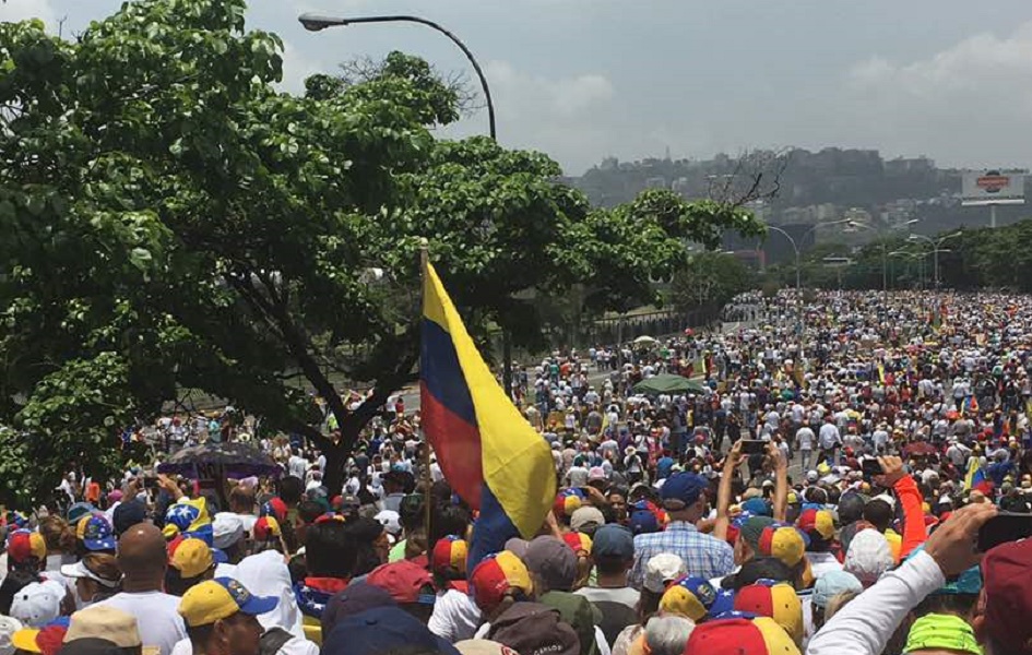 LA FOTO: Miles de caraqueños colmaron la autopista Francisco Fajardo #19Abr