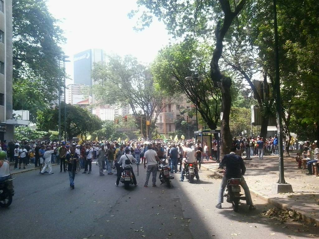 Manifestación pacifica en San Bernandino en reprimida por un grupo no identificado (Video)