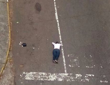 ¡REVELADOR!… Paramilitares robando y poniendo a correr por su vida antes de matar a la joven de San Cristóbal