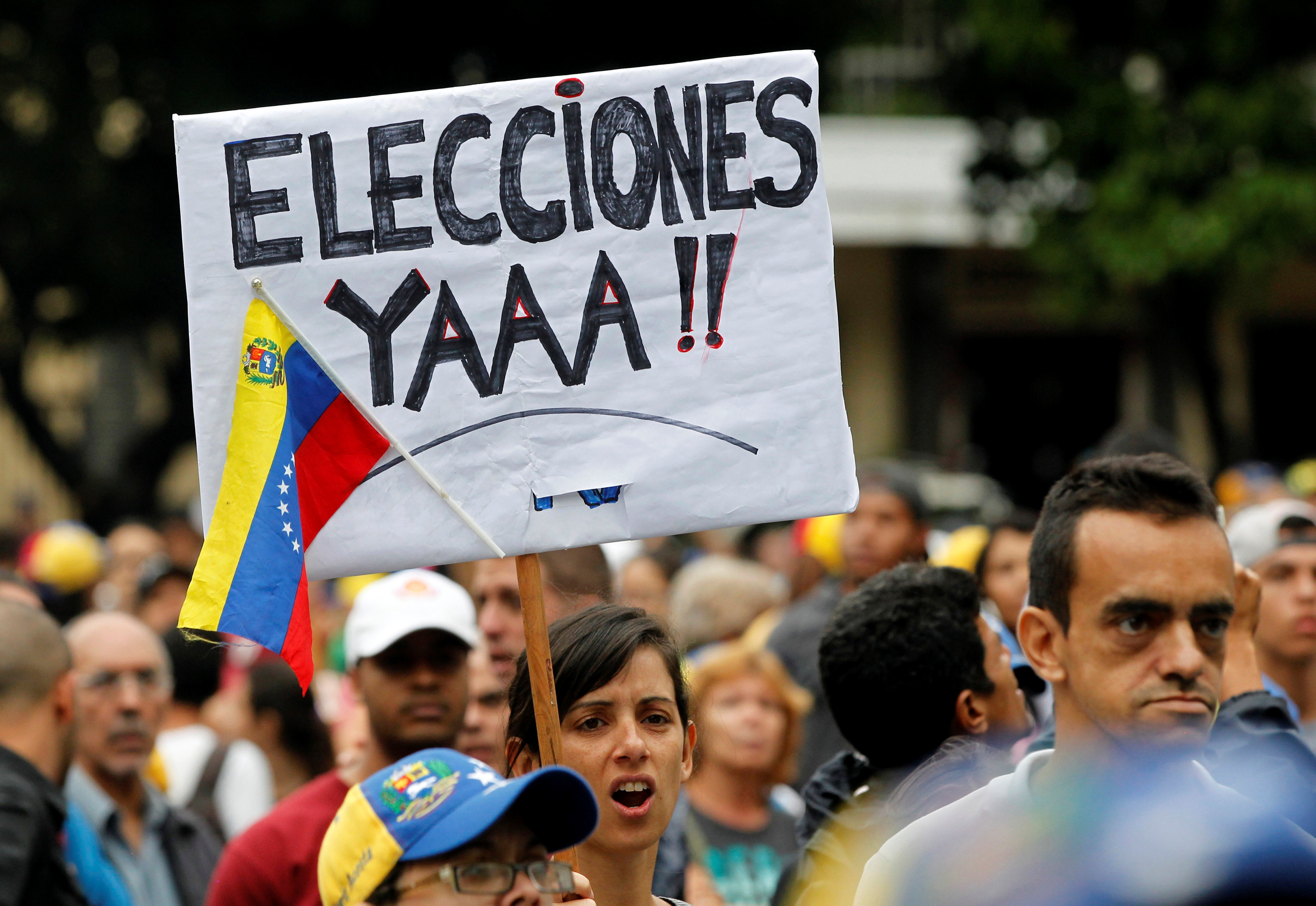 Manifestante Lleva Un Cartel Que Dice “elecciones Ya”, Durante Una ...