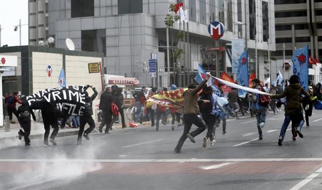 Manifestantes corren durante una carga policial durante la celebración del Día Internacional de los Trabajadores en Estambul (foto EFE/Sedat Suna)