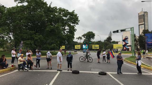  Continua el Trancazo en la Redoma de Guaparo (foto @sanjosepj)